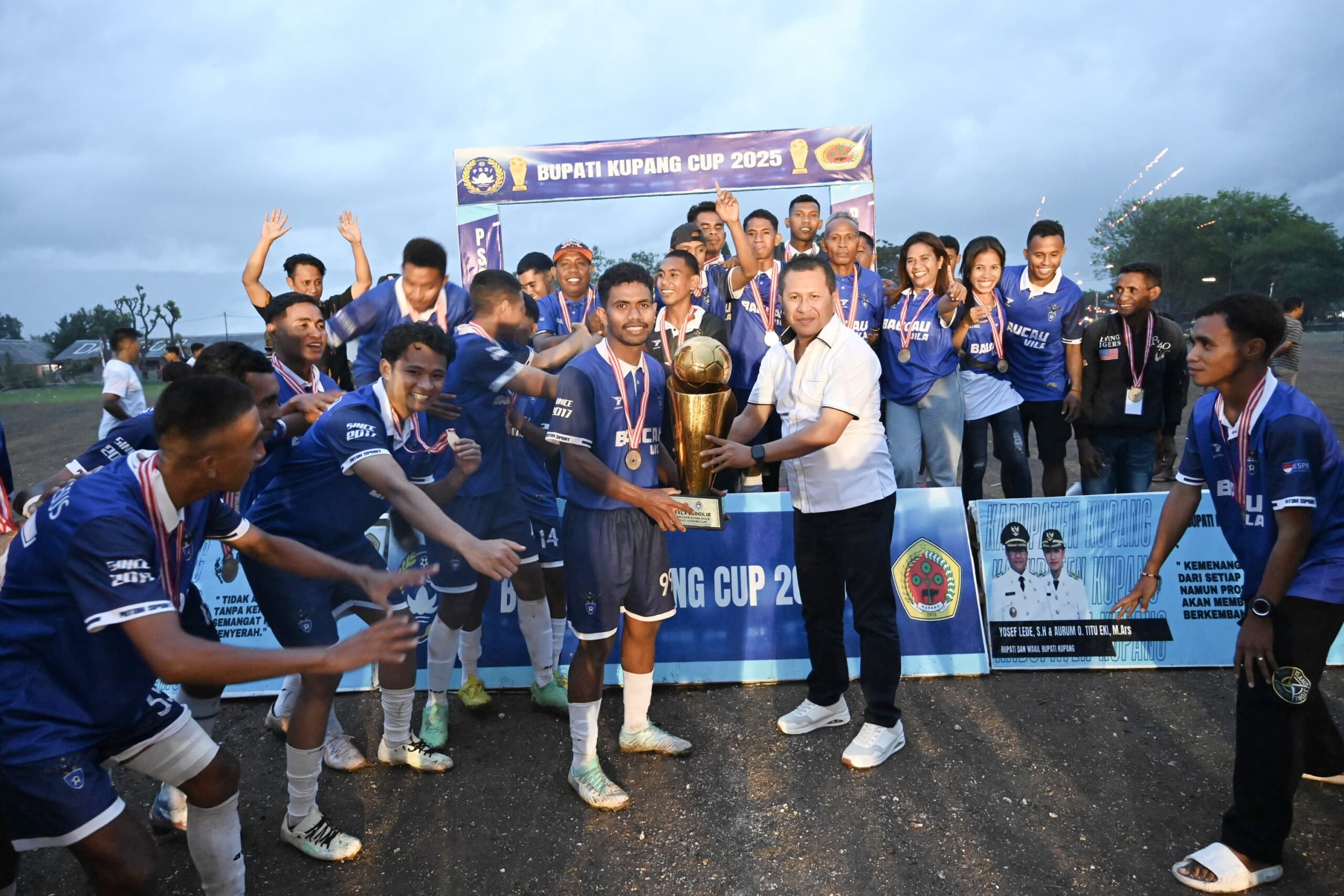 Ket. Foto: Penyerahan Tropi (Piala) Bergilir oleh Bupati Kupang, Yosef Lede, S. H Kepada Kapten Kesebelasan Samalary FC.