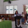 Ket. Foto: Bunda PAUD Kabupaten Kupang, Aurum Obe Titu Eki S. Ars., M. Ars saat Menyampaikan Sambutannya.