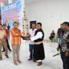 Ket. Foto: Penyerahan Piala Bergilir Shorinji Kempo Terbuka Bupati Kupang CUP IV Tahun 2025 oleh Bupati Kupang, Yosef Lede, SH kepada Ketua Panitia, Stef Raga Lawa.