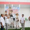 Ket. Foto: Dojo Koni NTT A Pegang Piala Bergilir Shorinji Kempo Terbuka Bupati Kupang CUP IV Tahun 2025.