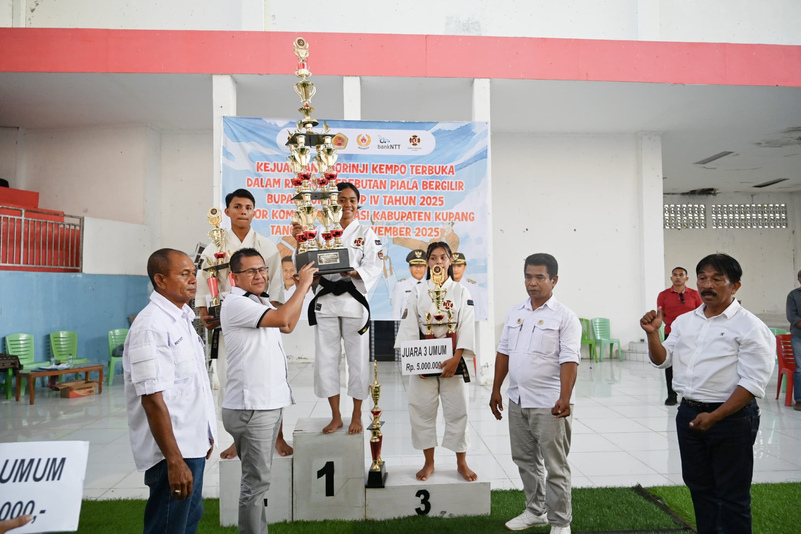 Ket. Foto: Dojo Koni NTT A Pegang Piala Bergilir Shorinji Kempo Terbuka Bupati Kupang CUP IV Tahun 2025.
