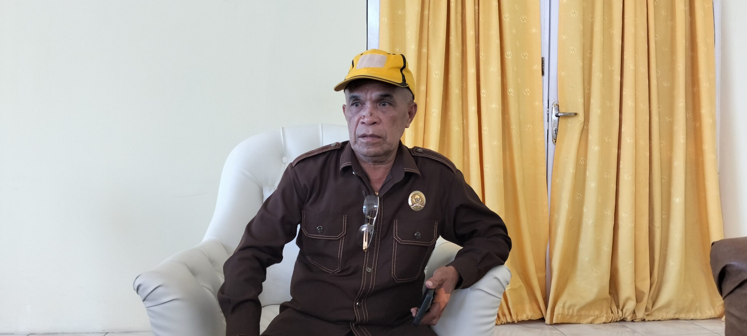 Ket. Foto: Ketua DPRD Kabupaten Kupang, Daniel Taimenas, S. H.