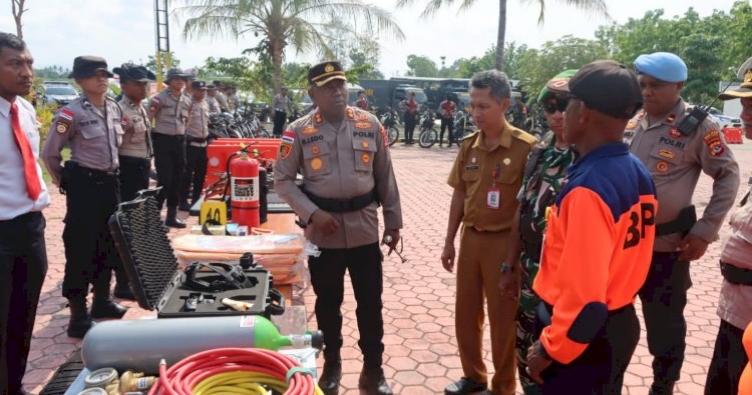 Ket. Foto: Kapolres Kupang, AKBP Rudy Junus Jacob Ledo, S.I.K., S.H saat Memantau Bersama Perlengkapan dalam Siaga Bencana.