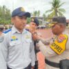 Ket. Foto: Penyamatan Tanda Operasi Zebra Turangga 2025 oleh Kapolres Kupang, AKBP Rudy Junus Jacob, S. I. K., S. H kepada Salah Satu Personil Dinas Perhubungan Kabupaten Kupang.