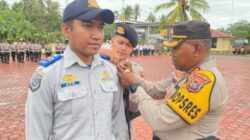 Ket. Foto: Penyamatan Tanda Operasi Zebra Turangga 2025 oleh Kapolres Kupang, AKBP Rudy Junus Jacob, S. I. K., S. H kepada Salah Satu Personil Dinas Perhubungan Kabupaten Kupang.