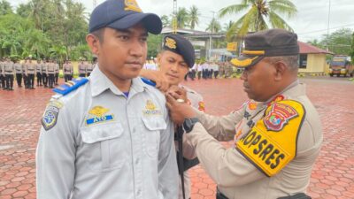 Ket. Foto: Penyamatan Tanda Operasi Zebra Turangga 2025 oleh Kapolres Kupang, AKBP Rudy Junus Jacob, S. I. K., S. H kepada Salah Satu Personil Dinas Perhubungan Kabupaten Kupang.