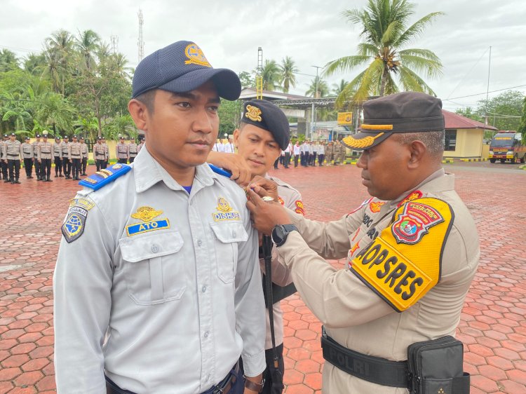 Ket. Foto: Penyamatan Tanda Operasi Zebra Turangga 2025 oleh Kapolres Kupang, AKBP Rudy Junus Jacob, S. I. K., S. H kepada Salah Satu Personil Dinas Perhubungan Kabupaten Kupang.