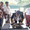 Ket. Foto: Penandatanganan Prasasti Kantor Desa Besmarak oleh Bupati Kupang, Yosef Lede, S. H.