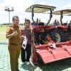 Ket. Foto: Penyerahan Alat Mesin Pertanian (Alsintan) Berupa Traktor oleh Bupati Kupang, Yosef Lede, S. H kepada Kelompok Tani (Poktan) di Kabupaten Kupang.