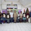 Ket. Foto: Pose Bersama usai Pembagian Sertifikat Secara Simbolis ke Masyarakat Kelurahan Batakte.