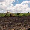 Ket. Foto: Alat Berat Berupa Excavator sedang Beroperasi pada Lahan Konstruksi Cetak Sawah.
