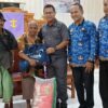 Ket. Foto: Bupati Kupang, Yosef Lede, S.H di Dampingi Kepala Bapenda Kabupaten Kupang, Alfons A. Ganggas, dan Camat Nekamese, Yermie A. Koanak saat Membagikan Secara Simbolis kepada Perwakilan 10 Orang Penerima Bantuan Sembako di GMIT Oemathonis Noelsinas, Desa Tunfeu, Kecamatan Nekamese.