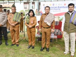 Kerjasama Pemerintah dan Bulog, Bupati Salurkan Bantuan Pangan di Amabi Oefeto Timur
