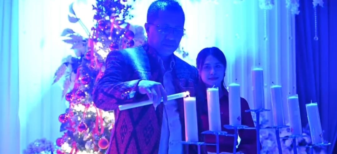 Keterangan: Bupati Kupang, Yosef Lede S. H Menyalakan Lilin Natal.