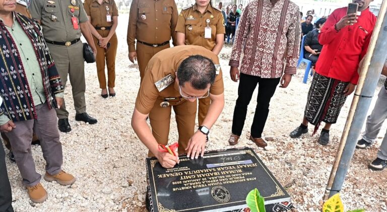 Keterangan: Penandatanganan Prasasti Gereja Yegar Sahaduta Kupang Barat. (Dok. Prokopim).