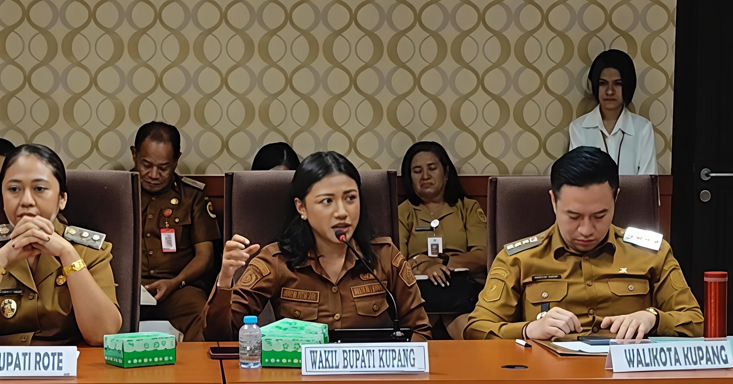 Keterangan: Wakil Bupati Kupang, Aurum Obe Titu Eki di Apit Wali Kota Kupang, dr. Christian Widodo dan Wakil Bupati Kabupaten Rote Ndao, Apremoi Dudelusy Dethan saat Rakor Evaluasi PMI dan Pencegahan TPPO.