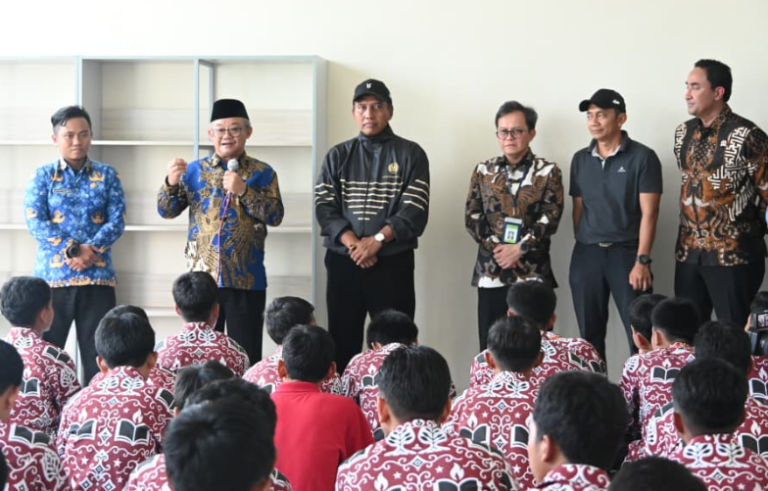 Mendikdasmen Pantau Sekolah Rakyat Surabaya: Pendidikan Gratis untuk Semua!