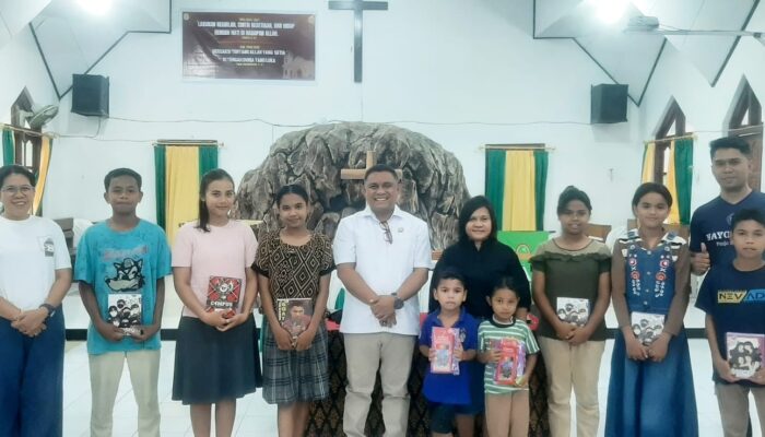 Dukung Program Bulan Pendidikan GMIT, Ary Buraen Bagi 800 Buku dan Alat Tulis