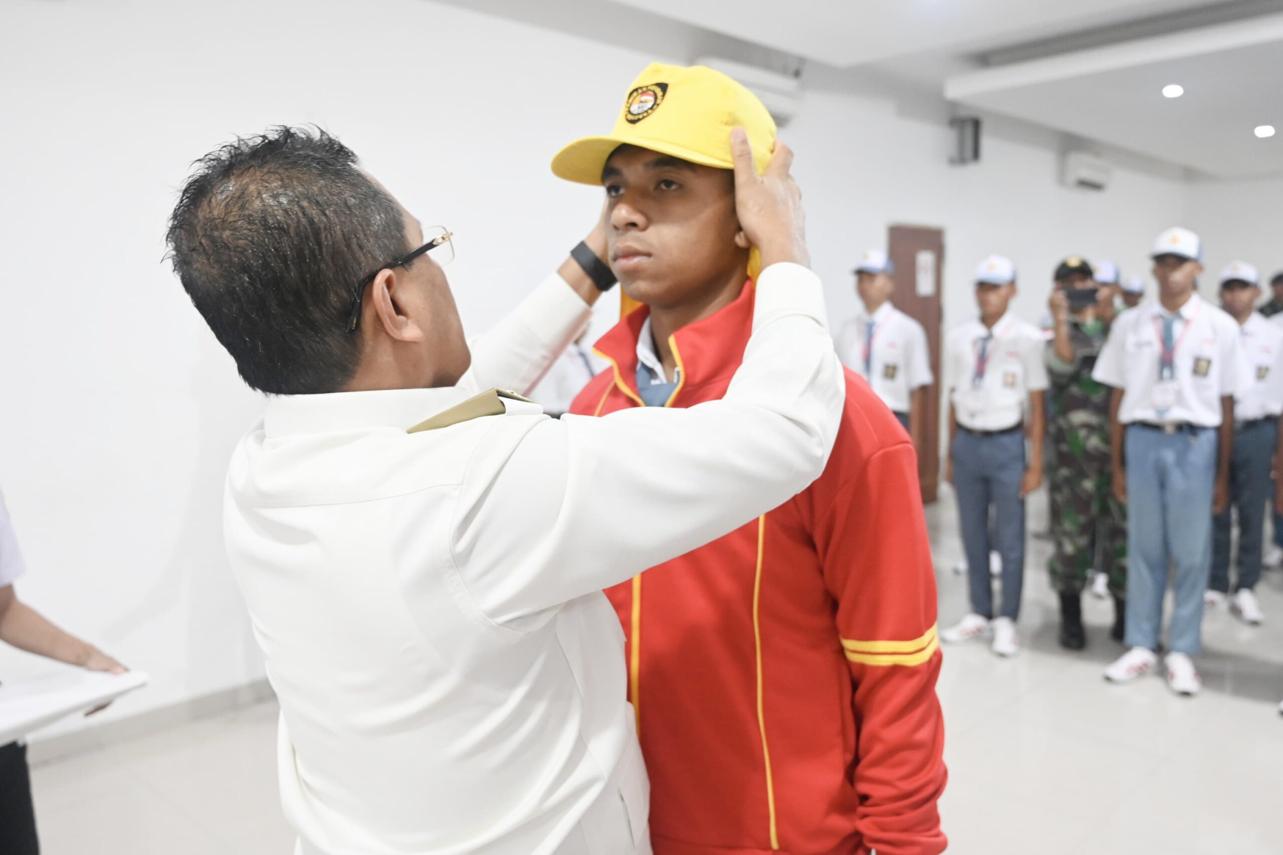 Keterangan: Bupati Kupang, Yosef Lede, S.H saat Mengenakan Atribut Kepada Salah Satu Peserta Diklat Paskibraka Tahun 2026.