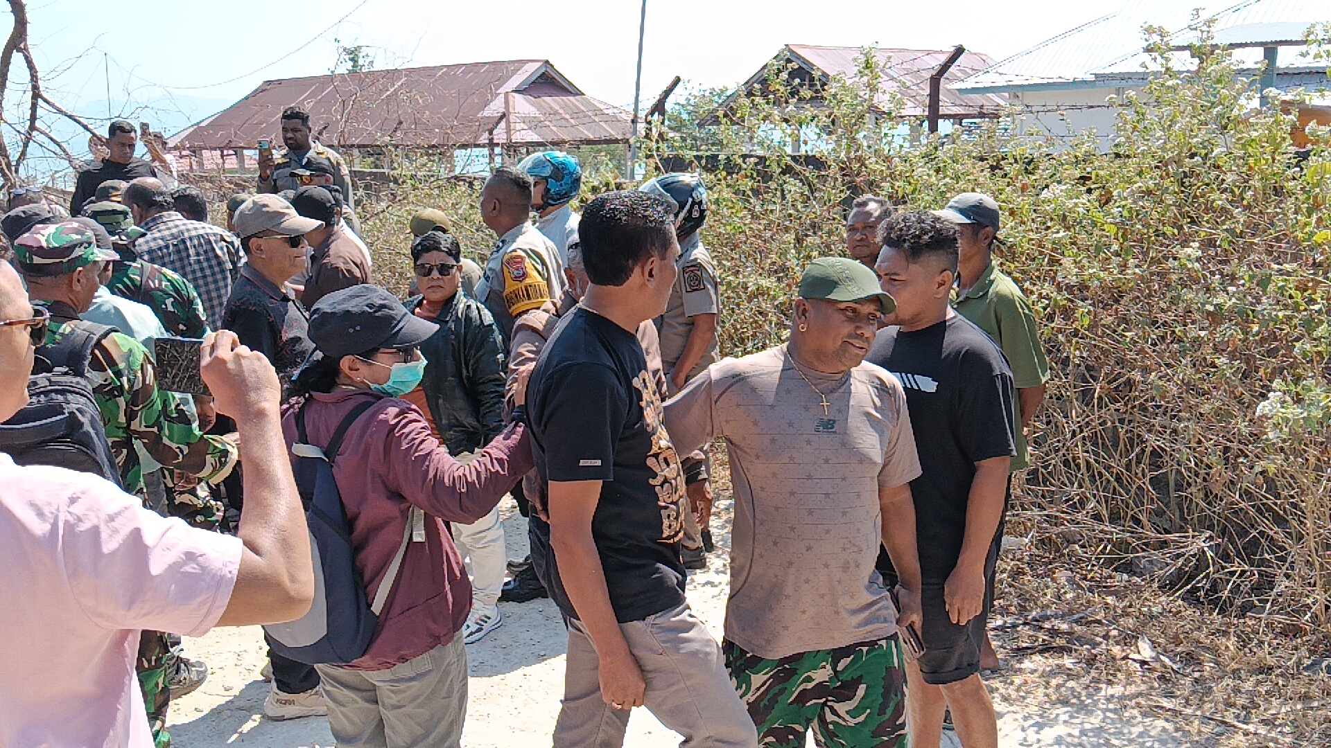 Keterangan: Usai di Relay, Kepala Desa Noelbaki, Oktovianus Logo Buki di Tarik oleh Salah Satu Warga Desa Noelbaki.