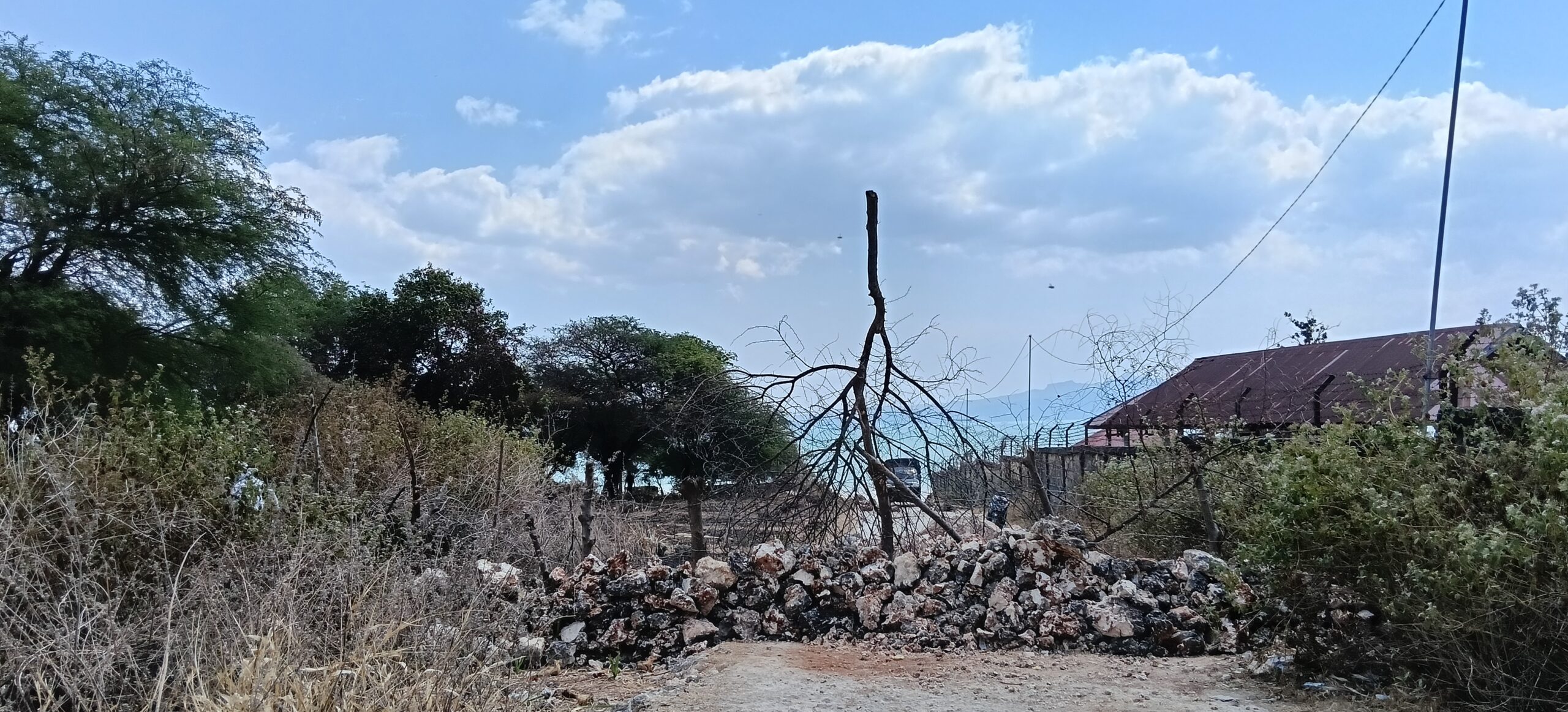 Keterangan: Jalan Menuju Pantai Pantmuti, RT.35/RW.13, Dusun Kuannoah, Desa Noelbaki yang Lagi Konflik Antara Ahli Waris dan Pemerintah Desa Noelbaki.