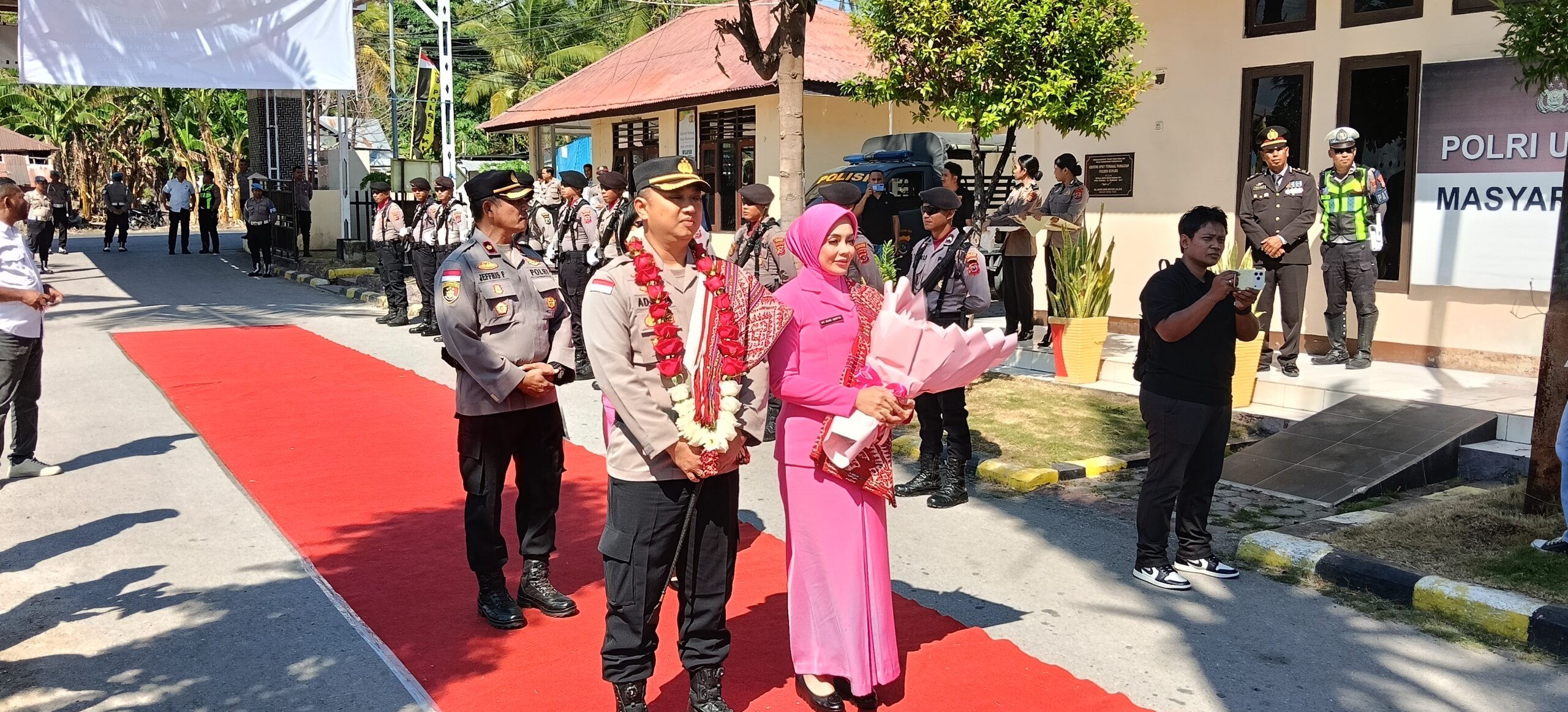 Keterangan: AKBP Adhitya Octorio Putra, S.I.K Bersama Ny. Dian Adhitya saat Tiba dan Disambut oleh Personil Polres Kupang.