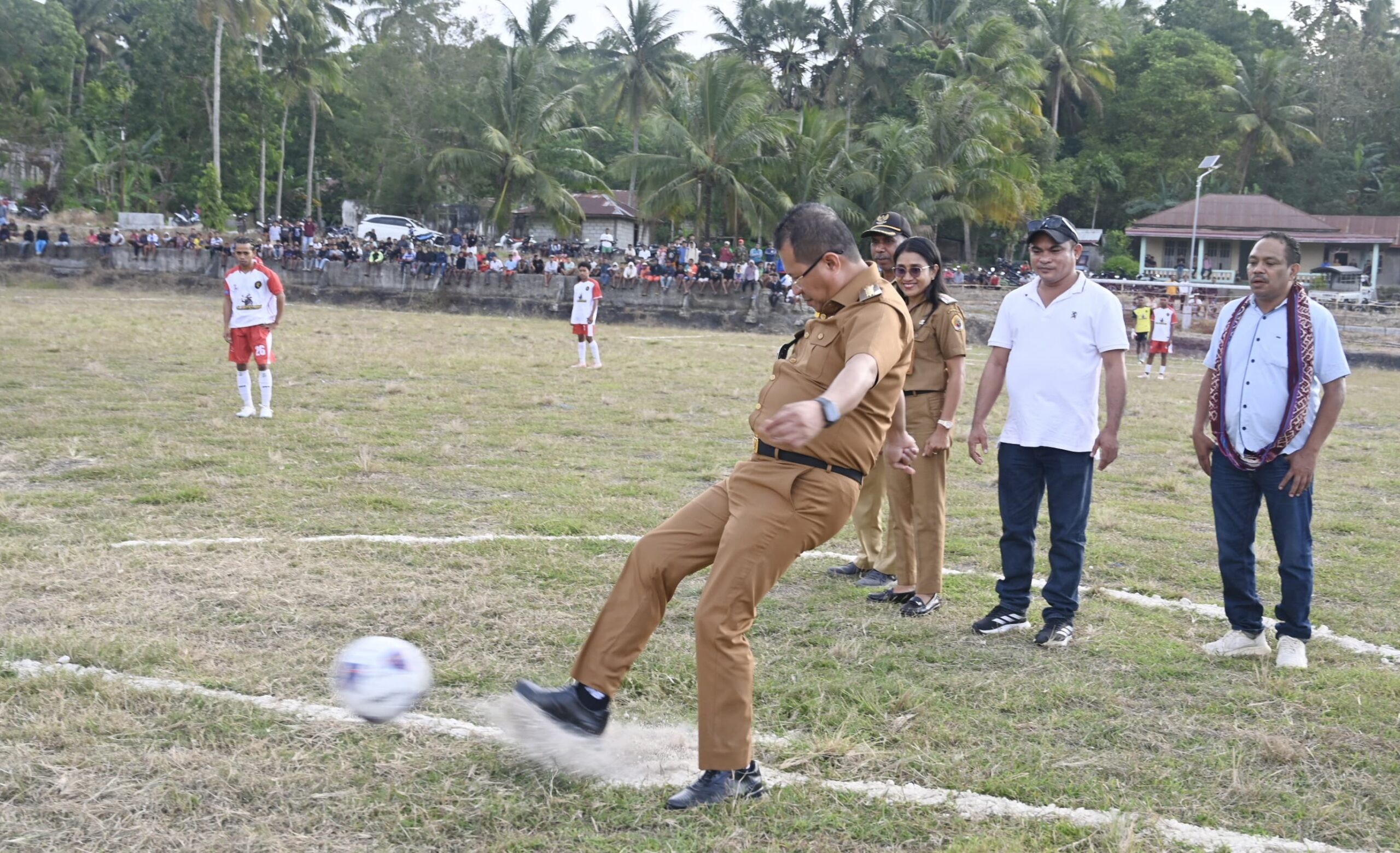 Keterangan: Bupati Kupang, Yosef Lede, S.H saat Menendang Bola Pertanda Pembukaan JPW Cup Ke-2 di Mulai.