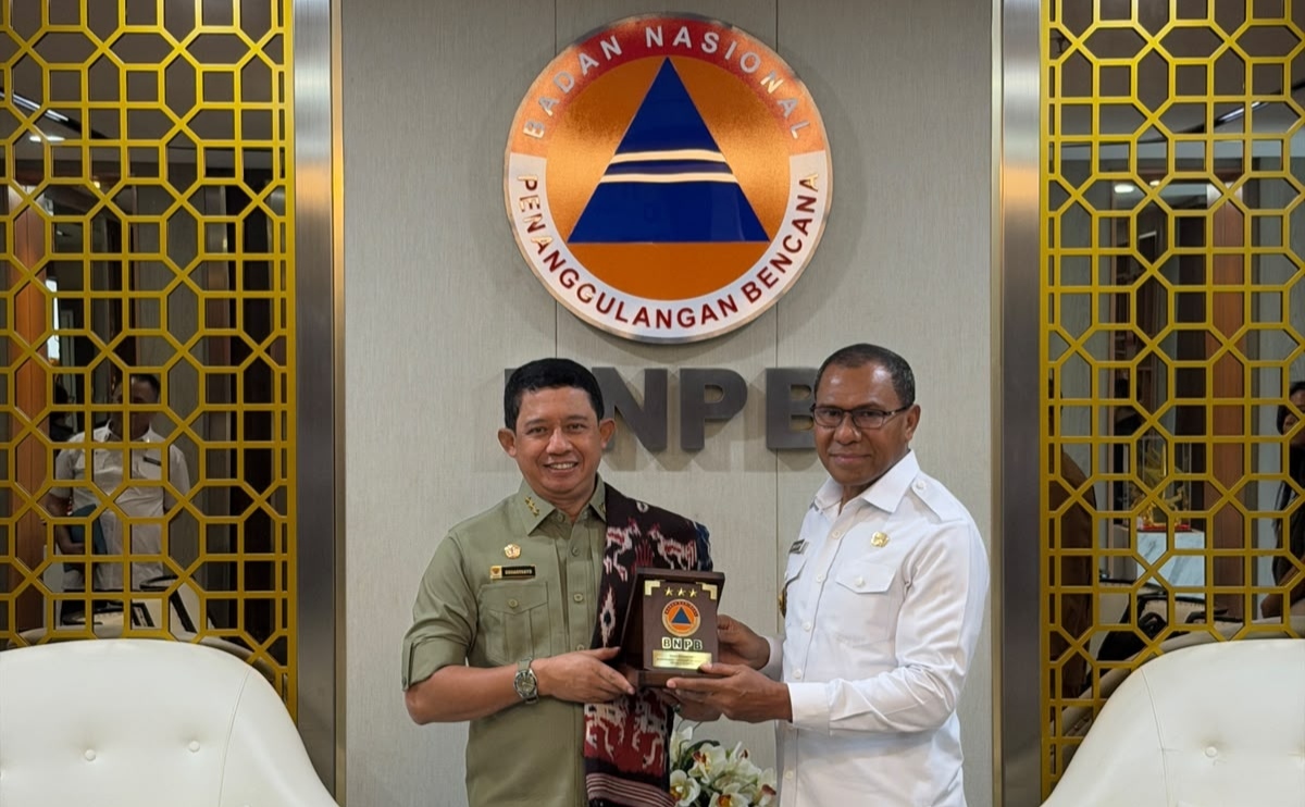 Wakil Gubernur NTT, Johni Assadoma Menerima Cendramata dari Kepala BNPB RI, Letjen TNI dr. Suharyanto.