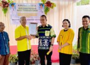 Keterangan: Penyerahan Surat Izin Operasional Sekolah oleh Gubernur NTT, Emanuel Melkiades Laka Lena kepada Kepala Sekolah SMA St. Agustinus Tana Mali.
