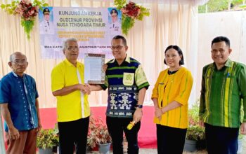 Keterangan: Penyerahan Surat Izin Operasional Sekolah oleh Gubernur NTT, Emanuel Melkiades Laka Lena kepada Kepala Sekolah SMA St. Agustinus Tana Mali.