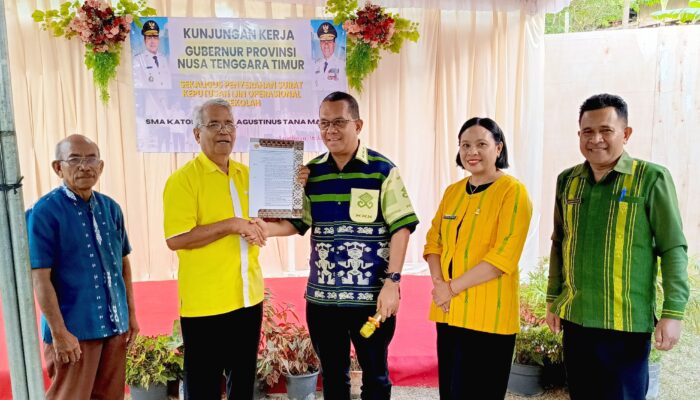 Kado Istimewa HUT Ke-03 SMA Katolik St. Agustinus Tana Mali, Gubernur NTT Serahkan Izin Operasional Sekolah