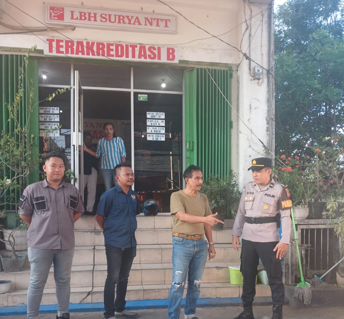 Keterangan: Ketua LBH Surya NTT, Herry Battileo, S.H., M.H., saat Berkoordinasi Bersama Personil Satuan Samapta Polresta Kupang Kota.