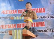 Keterangan: Sambutan Bupati Kupang, Yosef Lede, S.H dan Ketua DPRD Kabupaten Kupang, Daniel Taimenas, S.H saat Peletakan Batu Pertama Pembangunan Kantor Camat.