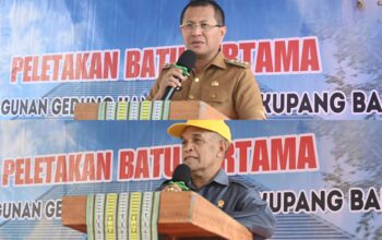 Keterangan: Sambutan Bupati Kupang, Yosef Lede, S.H dan Ketua DPRD Kabupaten Kupang, Daniel Taimenas, S.H saat Peletakan Batu Pertama Pembangunan Kantor Camat.