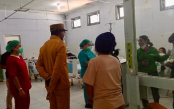 Wagub NTT Tinjau Langsung Pelayanan Kesehatan bagi Warga Terdampak Gempa Bumi di Flores 