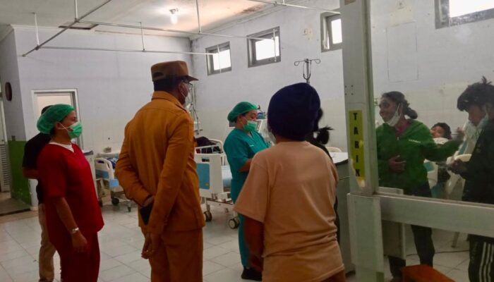 Wagub NTT Tinjau Langsung Pelayanan Kesehatan bagi Warga Terdampak Gempa Bumi di Flores 