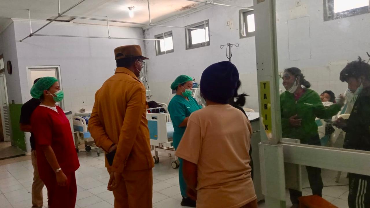 Wakil Gubernur NTT, Johni Asadoma saat Berdiskusi dengan Tenaga Kesehatan (Nakes) di Rumah Sakit.