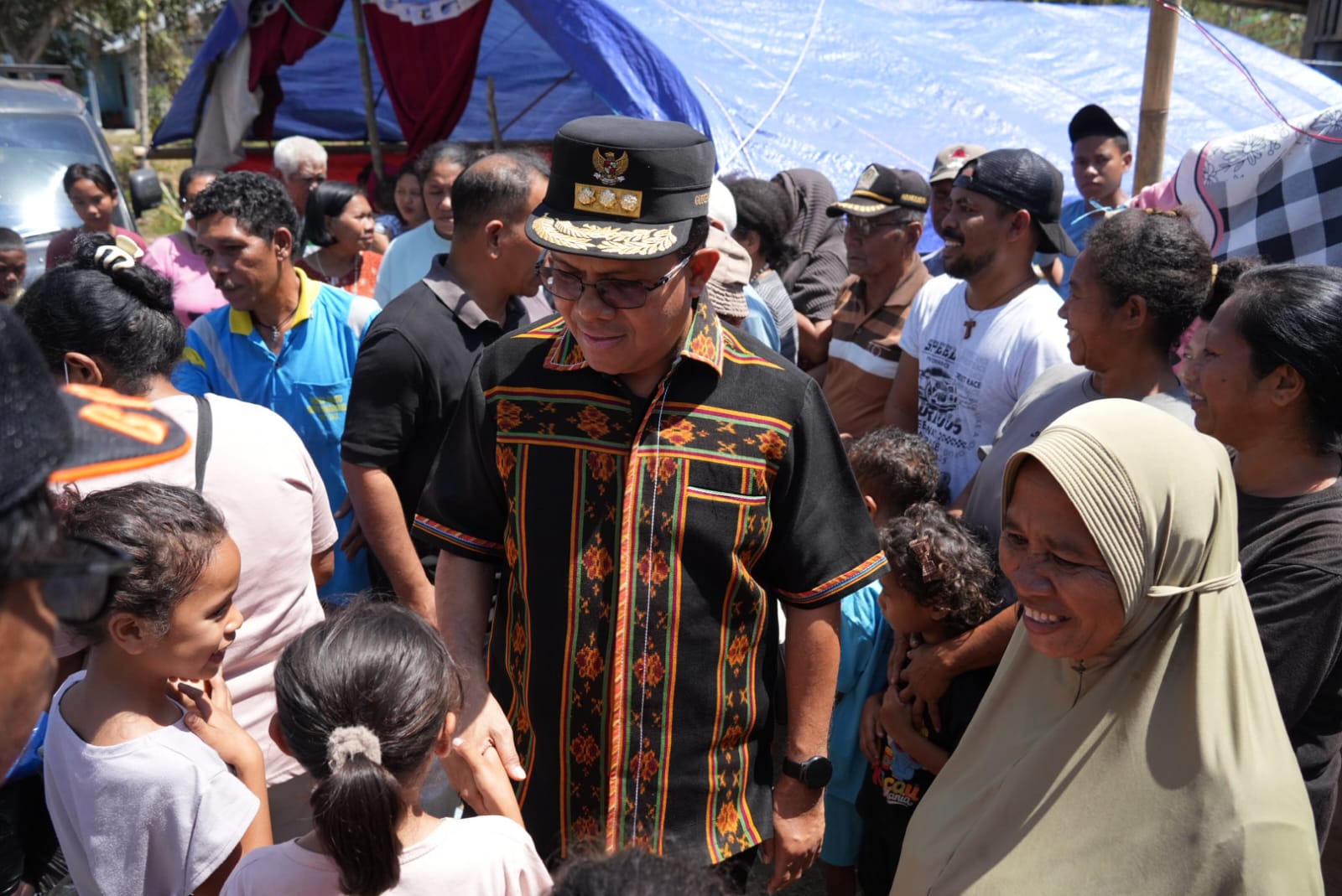 Keterangan: Gubernur NTT, Emanuel Melkiades Laka Lena saat Bertemu Masyarakat Terdampak Bencana Gempa.