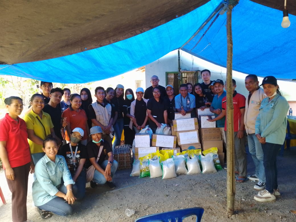 Keterangan: Foto Bersama Usai Mendapatkan Pelayanan Kesehatan Gratis.