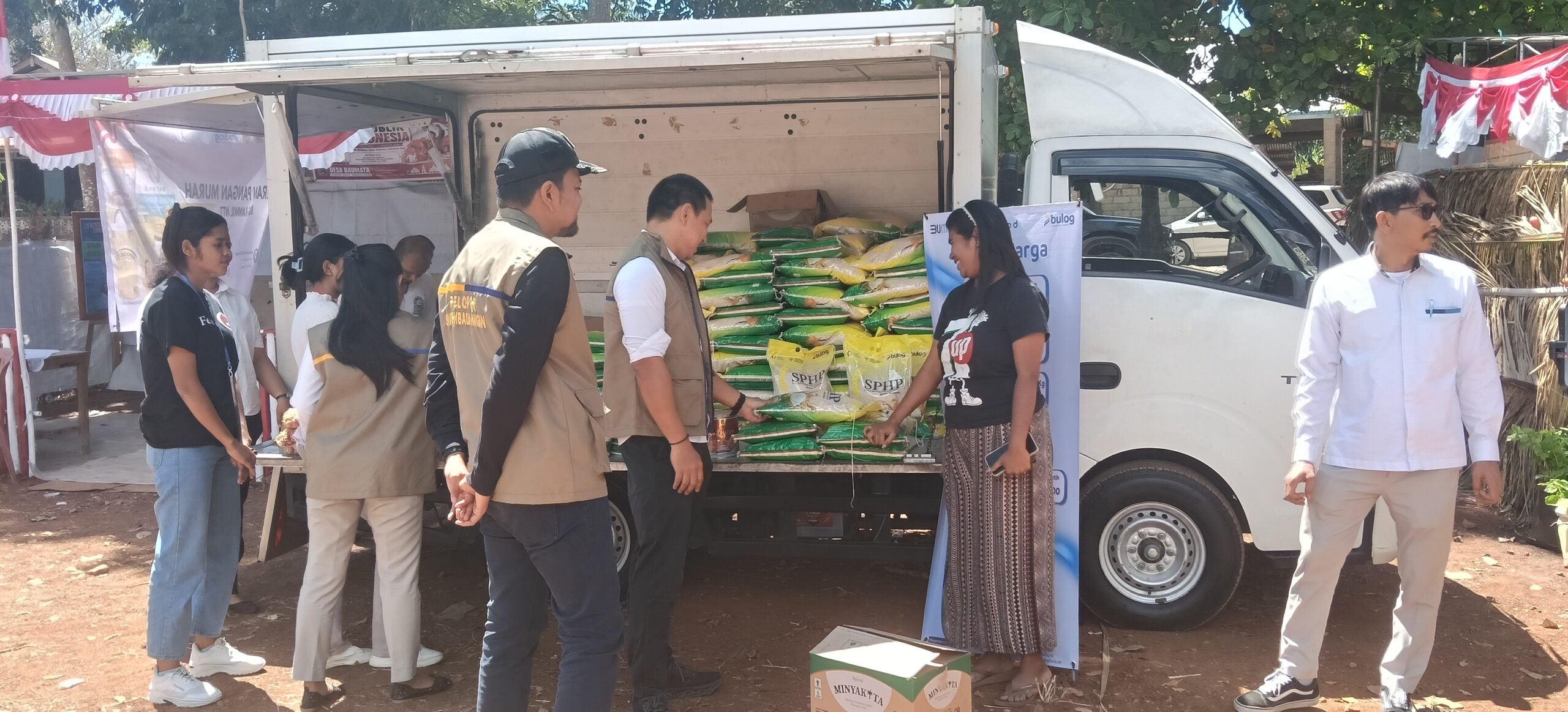 Keterangan: Pihak Perum Bulog Kanwil NTT Berdiskusi dengan Salah Satu Warga Desa Baumata Timur, Vera Bureni (Pembeli).