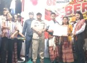 Keterangan: Foto Bersama saat Penyerahan Adminstrasi Kependudukan (Admin) Terhadap Masyarakat Kecamatan Amarasi Barat.