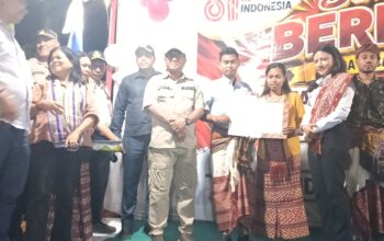 Keterangan: Foto Bersama saat Penyerahan Adminstrasi Kependudukan (Admin) Terhadap Masyarakat Kecamatan Amarasi Barat.
