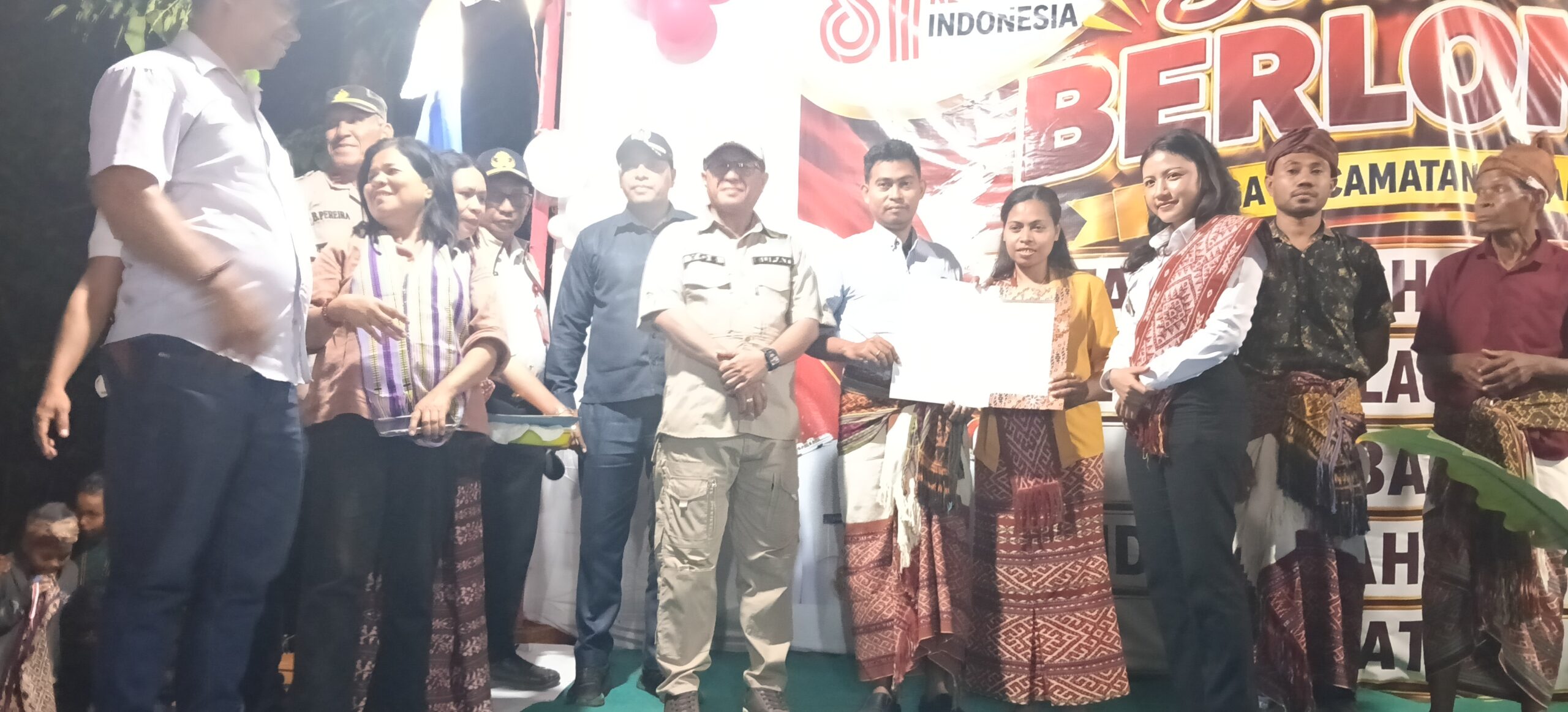 Keterangan: Foto Bersama saat Penyerahan Adminstrasi Kependudukan (Admin) Terhadap Masyarakat Kecamatan Amarasi Barat.