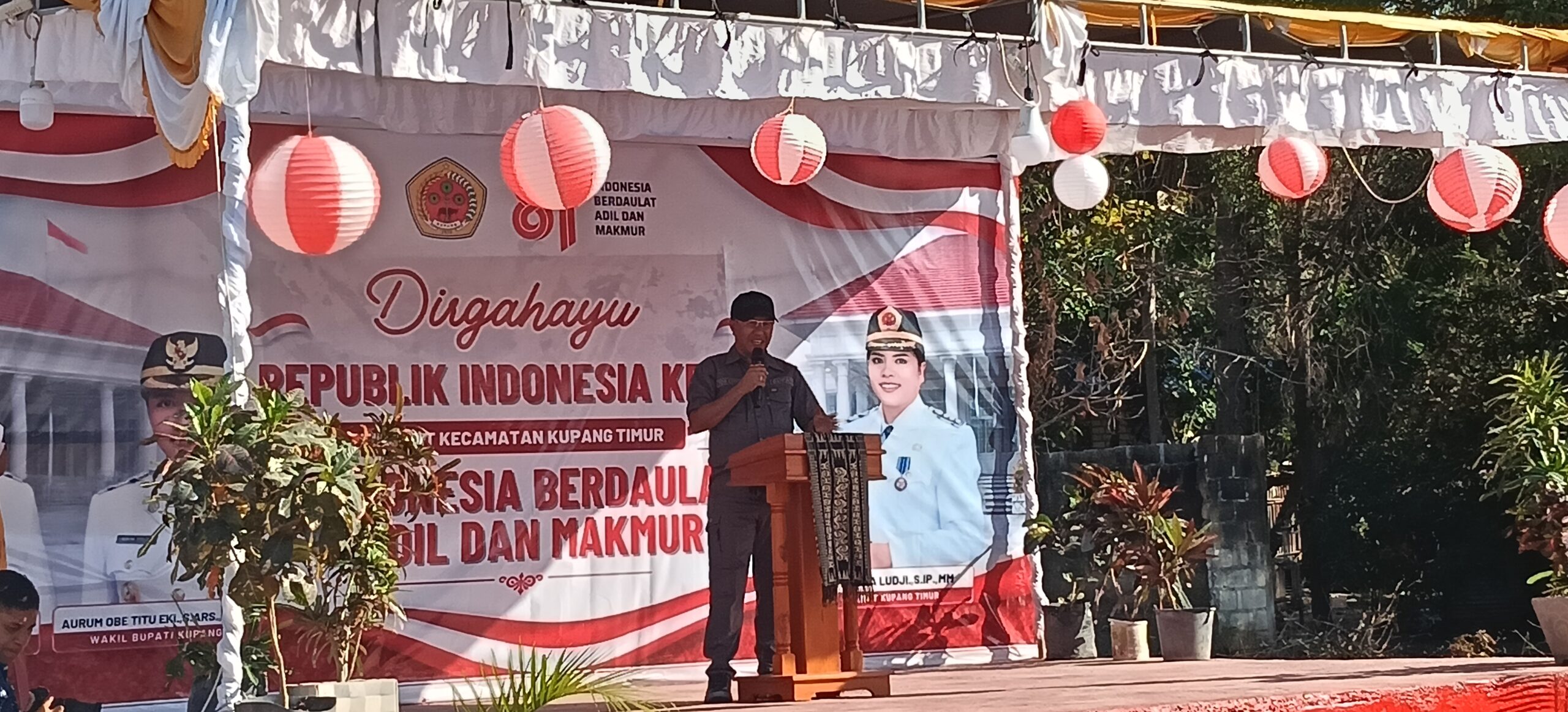 Keterangan: Bupati Kupang, Yosef Lede S.H saat Menyanyikan Sambutannya.