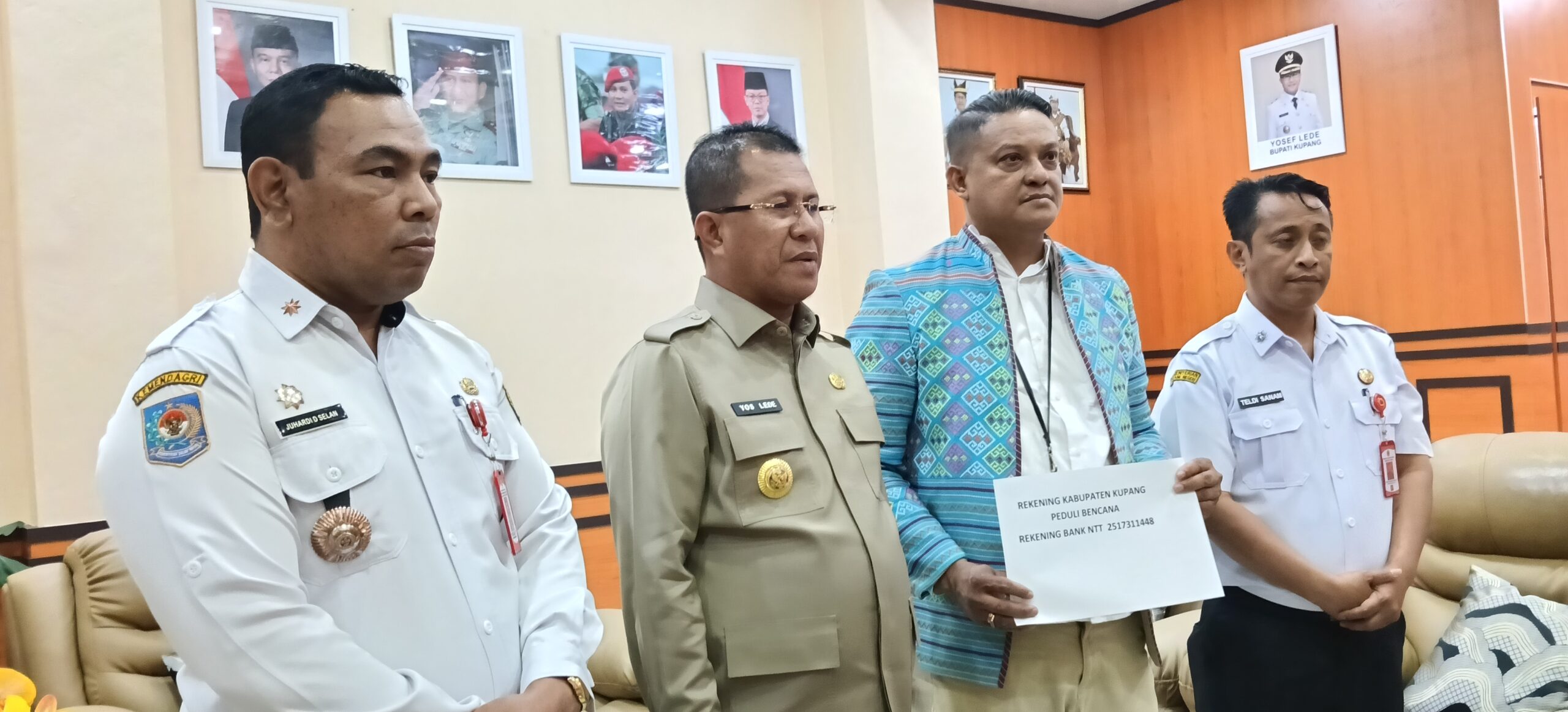 Keterangan: Bupati Kupang, Yosef Lede di Dampingi Direktur Bank NTT Cabang Kabupaten Kupang, Eduard Here Menunjukan Nomor Rekening Donasi Untuk Korban Bencana Gempa di Flores.