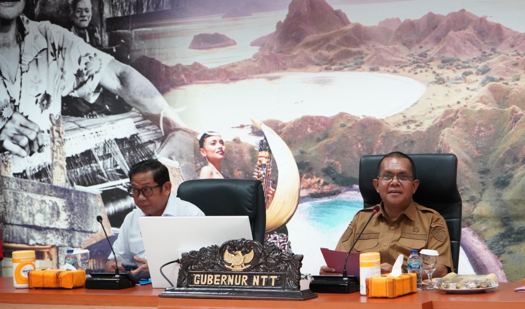 Keterangan: Gubernur NTT, Emanuel Melkiades Laka Lena saat Memimpin Rapat Koordinasi Penyelesaian Konflik Horizontal.
