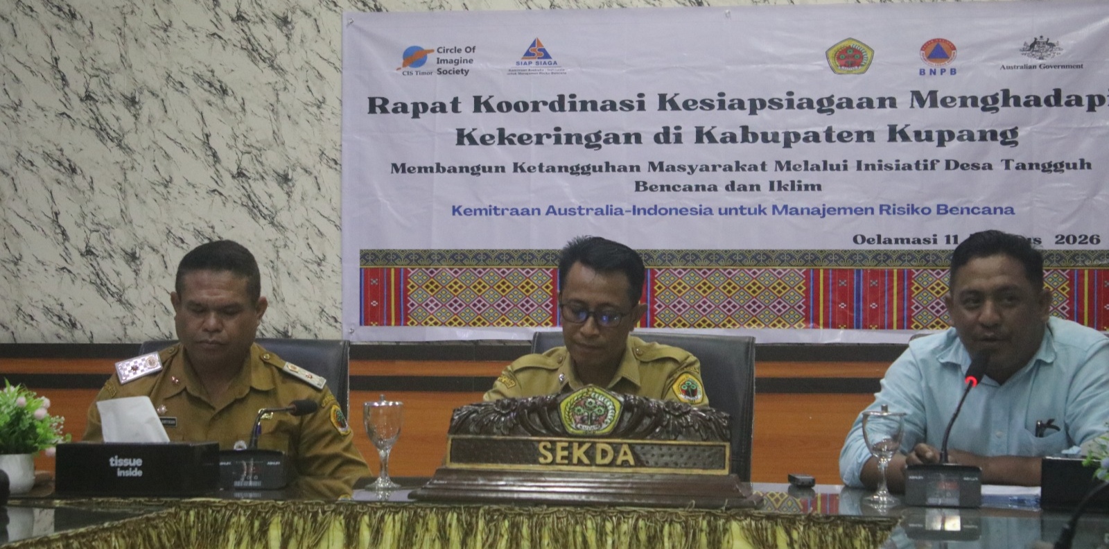 Keterangan: Tengah, Sekretaris Daerah Kabupaten Kupang, Mateldius Soleman Jilis Sanam saat Memimpin Rakor Kesiapsiagaan Kekeringan.