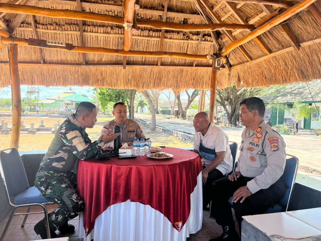 Keterangan: Kapolres Kupang, AKBP Adhitya Oktorio Putra, S.I.K Diskusi Bersama Komandan Batalyon Infanteri 743/Pradnya Samapta Yudha (Yonif 743/PSY) Naibonat, Letkol Inf. Hery Mujiono.