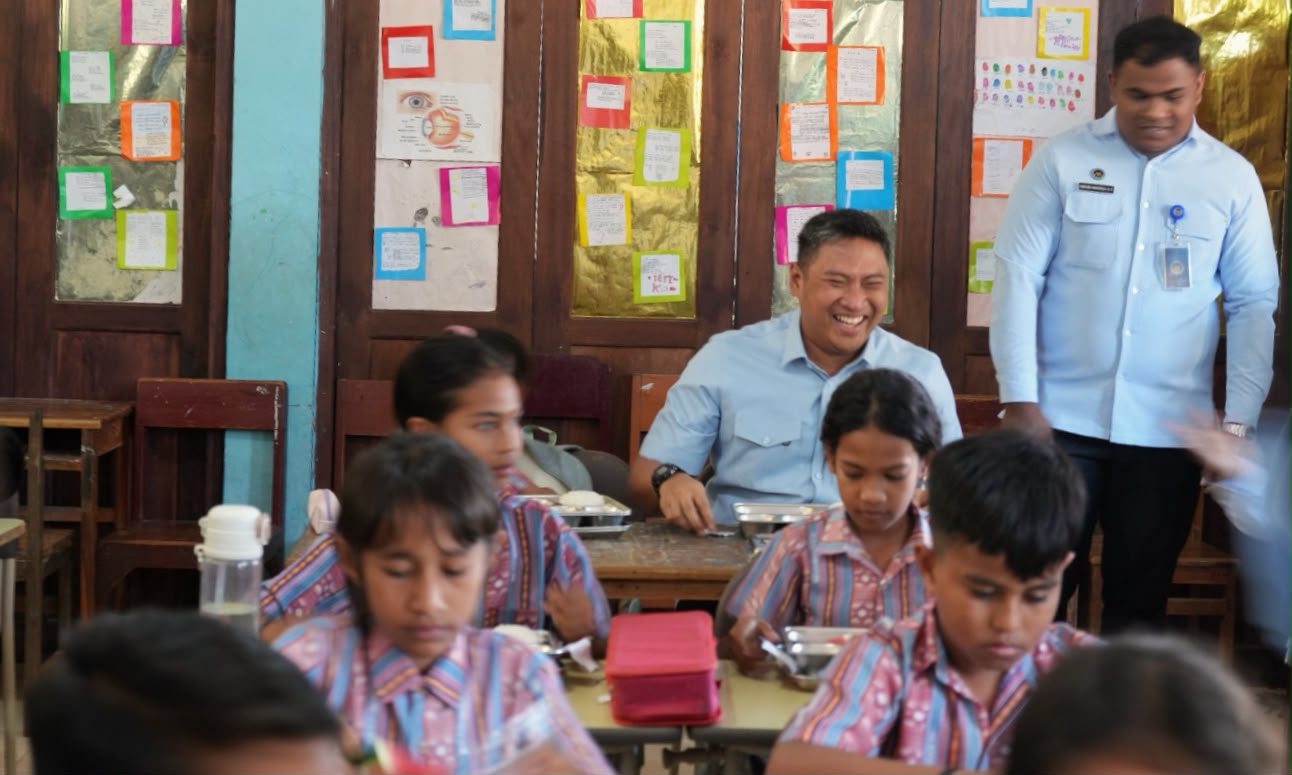 Keterangan: Kepala Badan Gizi Nasional (BGN), Sudaryono saat Meninjau MBG di SDK St. Arnoldus Penfui, Kota Kupang.