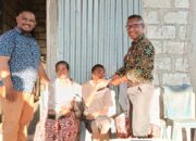 Keterangan: Penyerahan e-KTP Kepada Seorang Difabel yang juga ODGJ oleh Kepala Desa Oenoni II, Djalinus Bureran di Dampingi Kepala UPTD Oekabiti, Andy Tully serta Kedua Orang Tua.